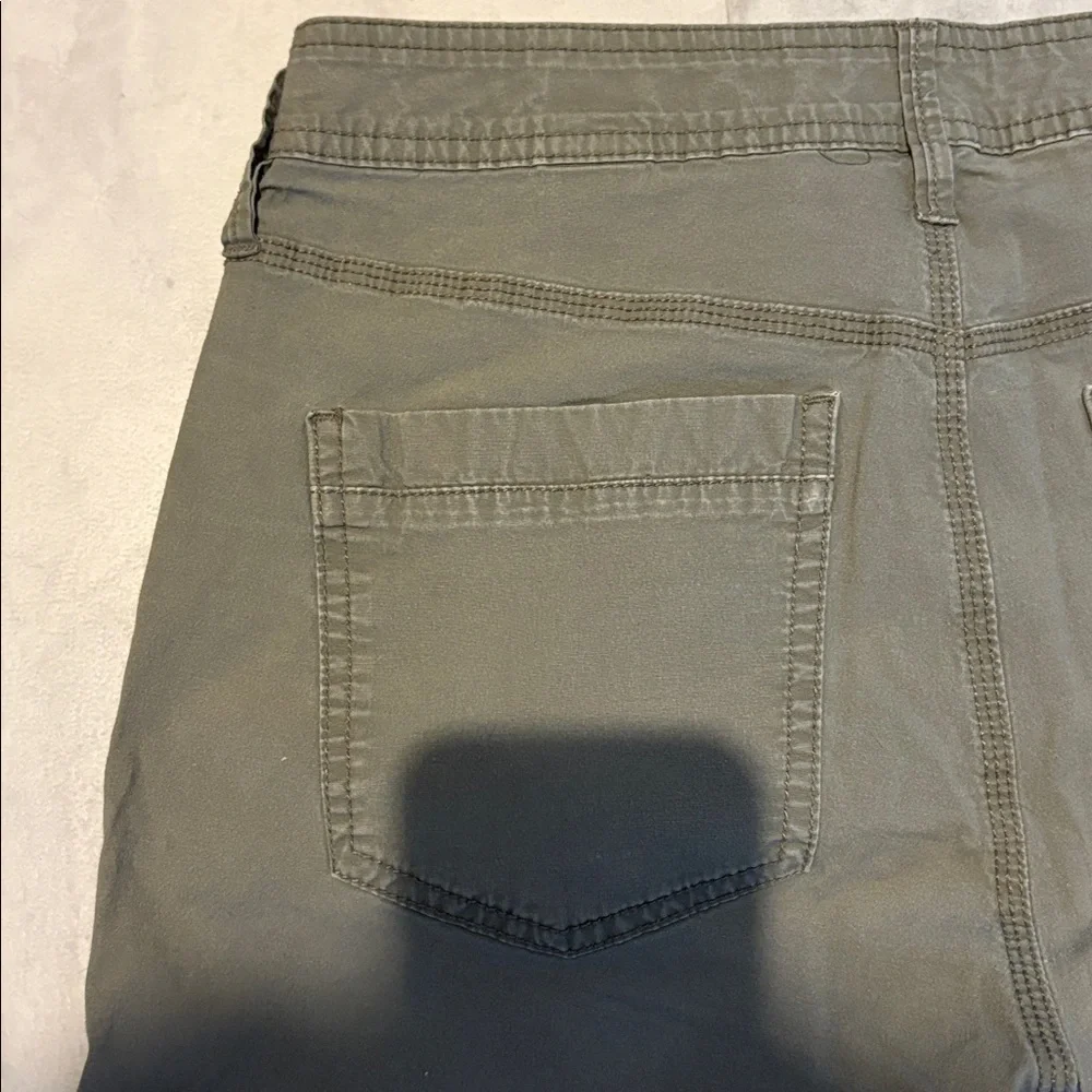 DKNY jeans Shorts hiking shorts Stretch 7.5” inseam mid rise army green NWOT